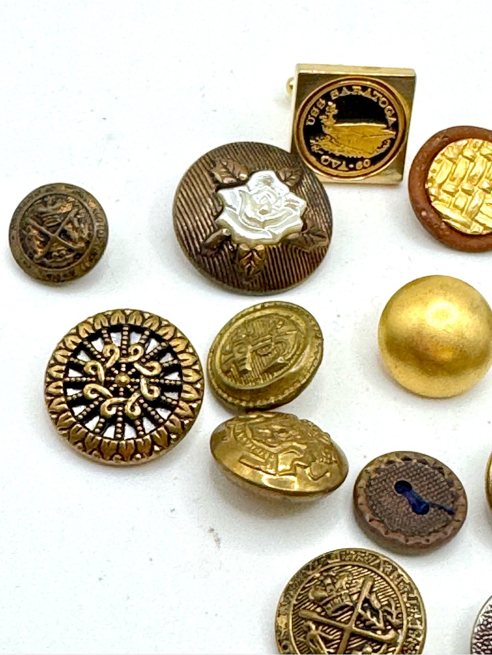 Vintage military and fashion buttons - Lot 
27